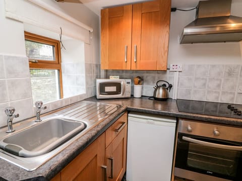Cottage | Private kitchen | Fridge, electric kettle, toaster, cookware/dishes/utensils