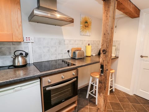 Cottage | Private kitchen | Fridge, electric kettle, toaster, cookware/dishes/utensils