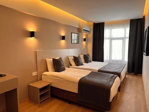 Triple Room | Desk, laptop workspace, soundproofing, bed sheets
