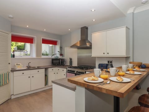 Cottage | Private kitchen | Fridge, dishwasher, electric kettle, toaster