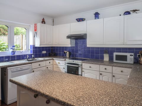 Fridge, dishwasher, cookware/dishes/utensils