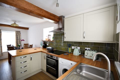 Cottage | Private kitchen | Fridge, dishwasher, cookware/dishes/utensils