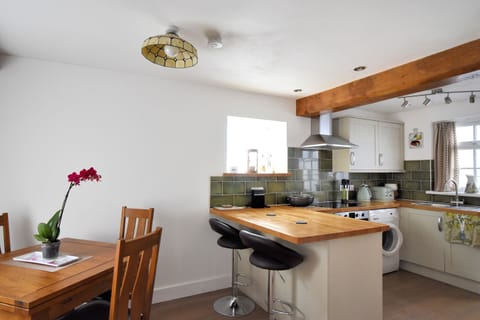 Cottage | Private kitchen | Fridge, dishwasher, cookware/dishes/utensils