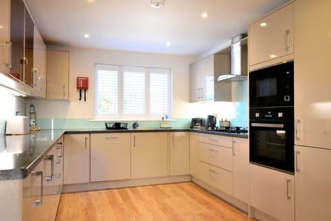 Cottage | Private kitchen | Fridge, dishwasher, cookware/dishes/utensils