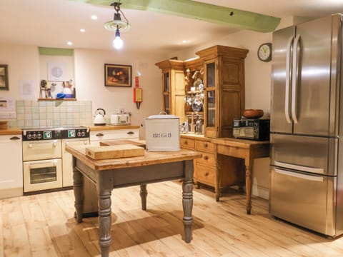 Cottage | Private kitchen | Fridge, dishwasher, cookware/dishes/utensils