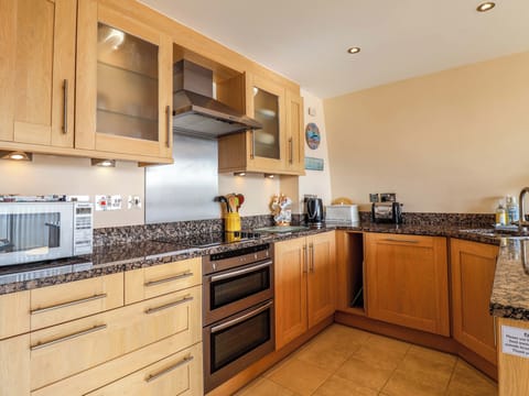 Cottage | Private kitchen | Fridge, dishwasher, cookware/dishes/utensils
