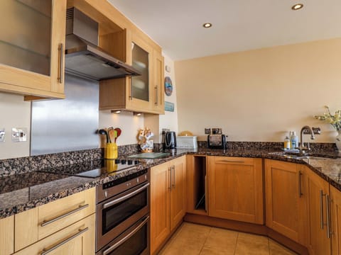 Cottage | Private kitchen | Fridge, dishwasher, cookware/dishes/utensils