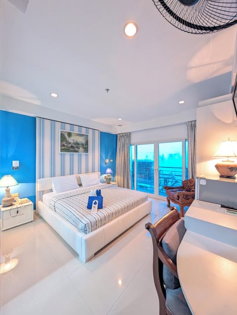 Premier Double Room | Minibar, in-room safe, desk, free WiFi