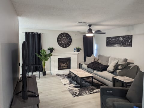 Comfortable Living Room to host guests!