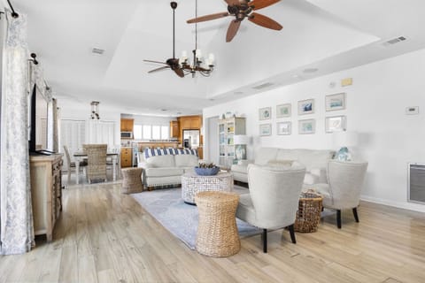 【Living / Dining Area】Huge open concept living / dining area is inviting for all the members in your group