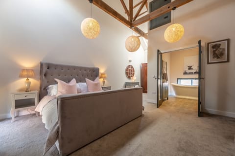 Scouts Cottage, Snettisham: The fabulous first floor bedroom suite with super-king bed