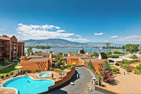 Spectacular views of the lake and mountains