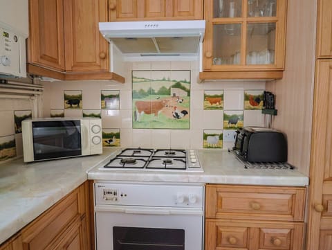 Cottage | Private kitchen | Fridge, cookware/dishes/utensils