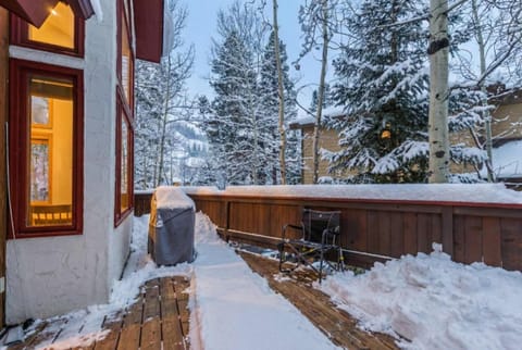 Wraparound deck: Gas grill