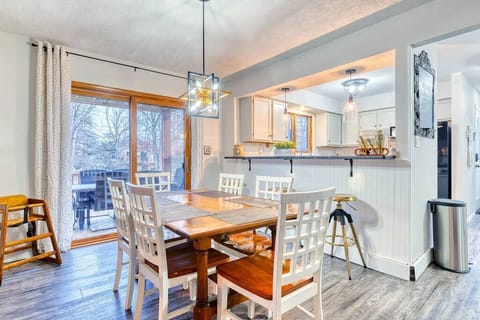 Dinning Room| Open concept, perfect for entertaining your guest