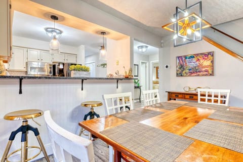 Dinning room | Breakfast bar with 3 stools
