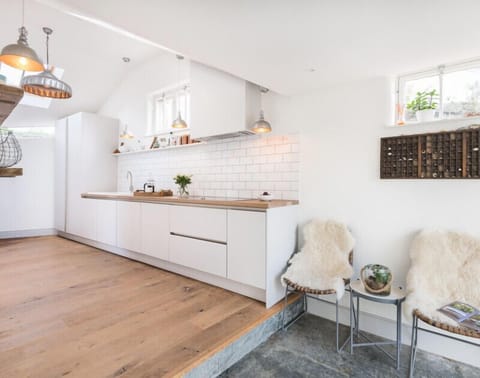 Cottage | Private kitchen | Fridge, dishwasher, toaster, cookware/dishes/utensils