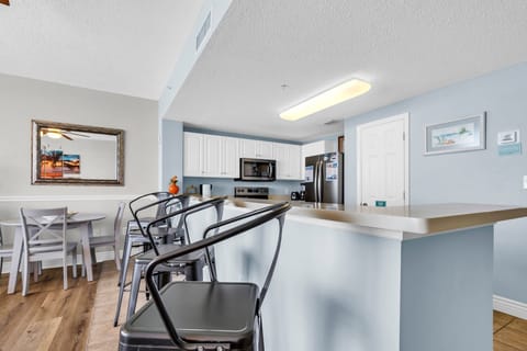 Eat-in kitchen bar seating