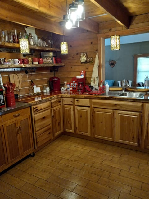 Large kitchen area, welcome note to greet guests
