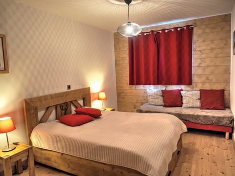 Large double bedroom with single sofa bed