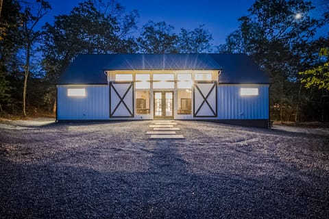 The Barndo is an ultra-luxury cabin in the heart of Hochatown. Large trees provide privacy in this amazing location. Private parking for 4-5 vehicles including boat, RV, or ATVs.