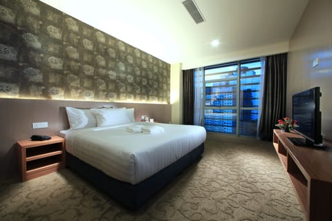 Suite | In-room safe, desk, laptop workspace, blackout drapes