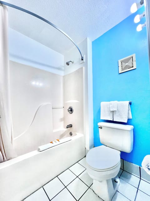 Combined shower/tub, hair dryer, towels
