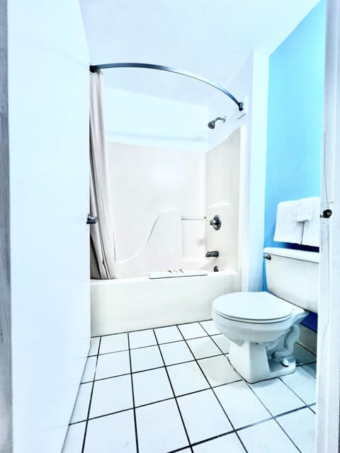 Combined shower/tub, hair dryer, towels