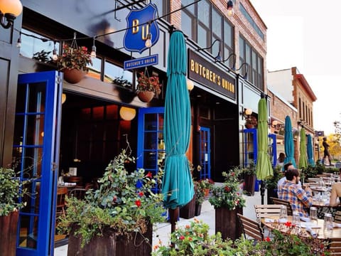 Modern gastropub with a meat-heavy menu & 100+ whiskeys & draft beer