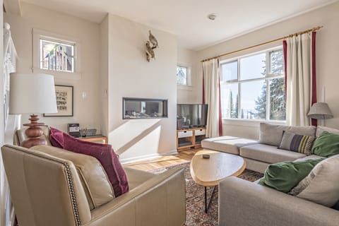 Cozy Living Room with Lots of Space 