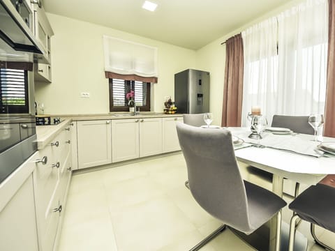 Water, Plant, Building, Daytime, Property, Sky, Swimming Pool, Azure, Tree, Body Of Water