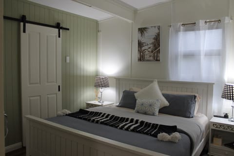 Master Bedroom
King Bed