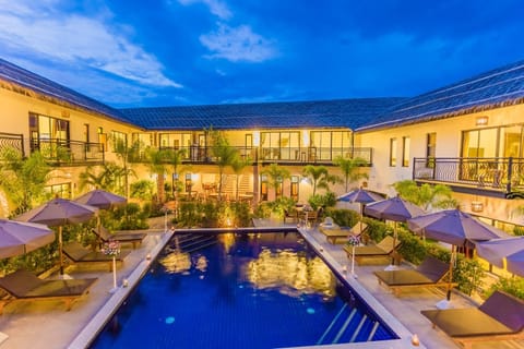 Outdoor pool, sun loungers
