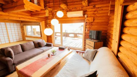 Townhome, 2 Bedrooms, Non Smoking, Lake View | Living area | Flat-screen TV