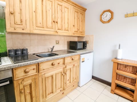 Cottage | Private kitchen | Fridge, electric kettle, toaster, cookware/dishes/utensils