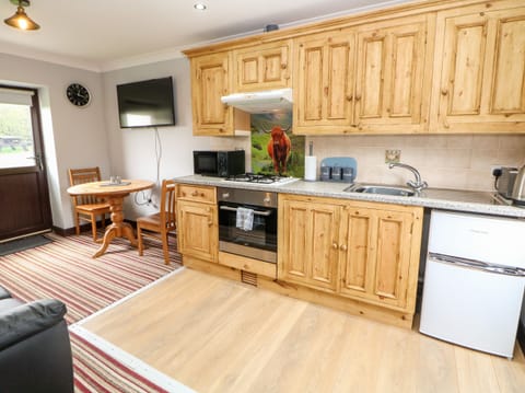 Cottage | Private kitchen | Fridge, electric kettle, toaster, cookware/dishes/utensils