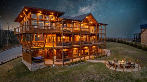 Over 4500 sq ft. of Living Area with over 3000 sq ft of outdoor decks. Plenty of room to sleep up to 20 guests. Weddings & Other Events Are Often Booked Here At Red Oak Ranch.