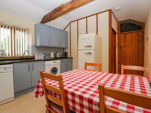 Cottage | Private kitchen | Fridge, dishwasher, electric kettle, toaster