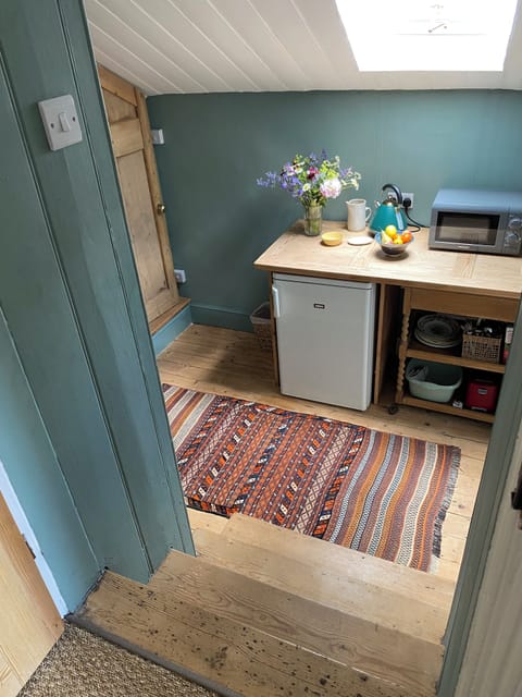 Double Room, Private Bathroom, Garden View (Disa Suite) | Shared kitchen