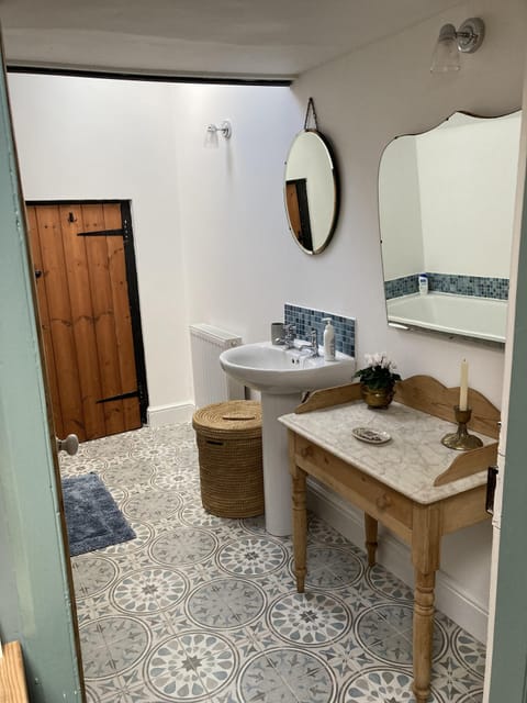 Deluxe Double Room, Ensuite, Courtyard View (Protea Suite) | Bathroom