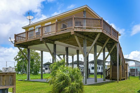 Crystal Beach Vacation Rental | 2BR | 2BA | 1,000 Sq Ft