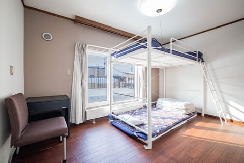 House | 4 bedrooms, free WiFi, bed sheets