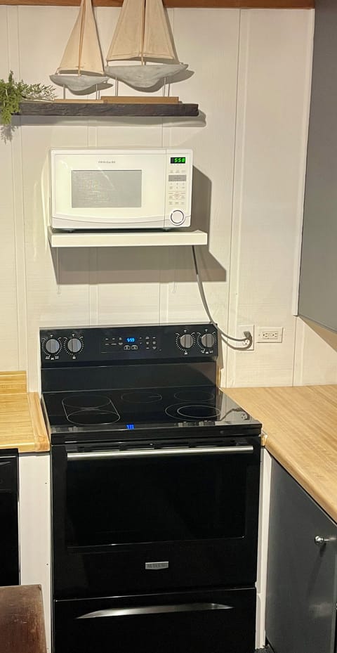 New full-size range/oven.