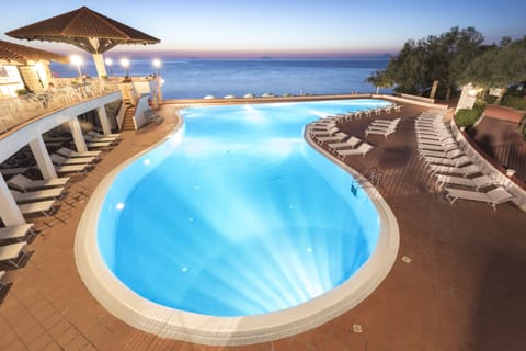 Seasonal outdoor pool, pool umbrellas, sun loungers