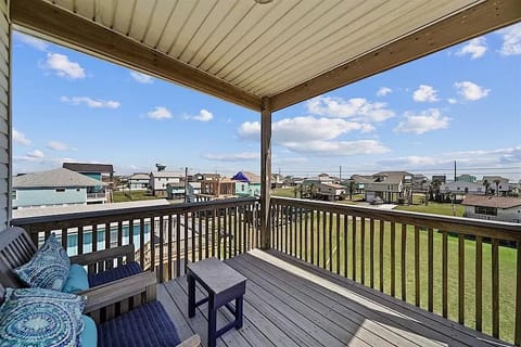 Come sip your coffee on the top floor deck with horizon views of the ocean!
