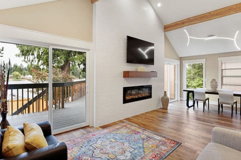 Open Great Room , dining area, all with a view of a lake.65` smart TV.Seattle /Tacoma Area.