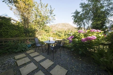 Yewdale Cottage garden with view of Lake District mountain