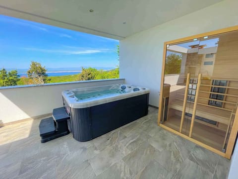 Outdoor spa tub