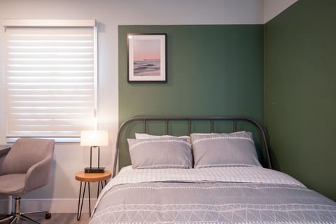 Private studio w/ queen bed. Comes w/ full kitchenette & full bathroom.