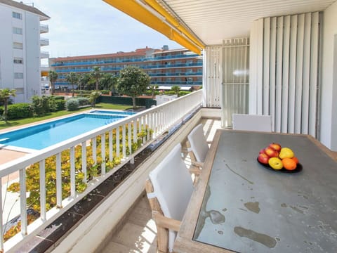 Window, Swimming Pool, Sky, Building, Urban Design, Leisure, Condominium, Flooring, Real Estate, Water